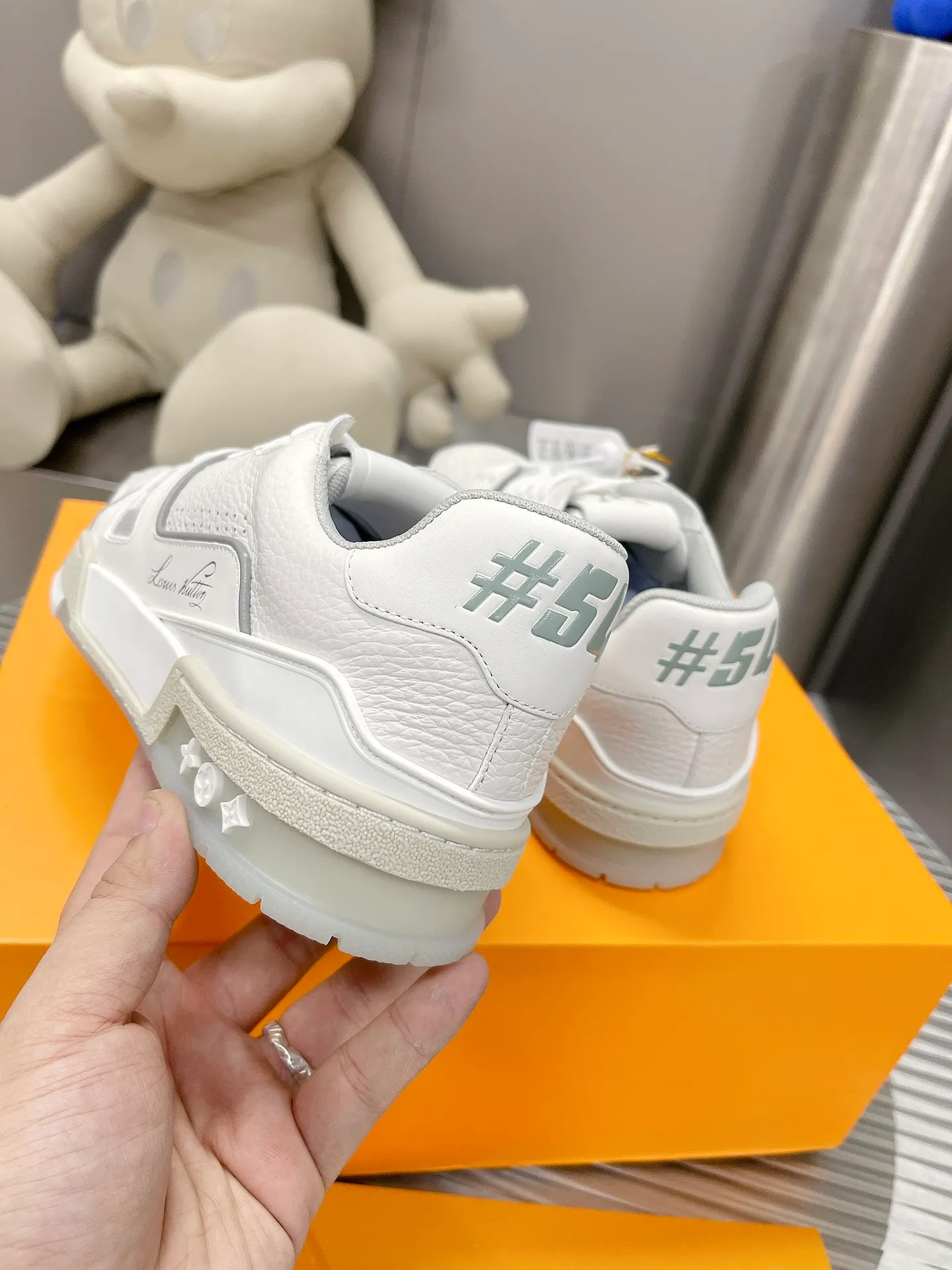 👟👟Ex-factory price 840👟👟 Women's shoes, women's clothing, couple models 35-44, top LV TRAINER basketball series sneakers, original 1:1 copy, official website limited edition retro basketball sneakers! Both the high-top and low-top models spent money to purchase 1:1 accurate reproductions of the originals, and all the details are flawless! The upper material is exclusively customized first-layer cowhide, the inside is breathable 3D mesh material, the sole is T👟👟 ex-factory price U, non-slip, anti-yellowing and high temperature resistant. Exclusively customized materials. Size female 39-44